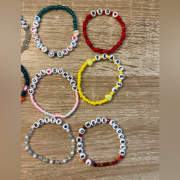 9 Taylor swift beaded friendship bracelets - Picture 2 of 3
